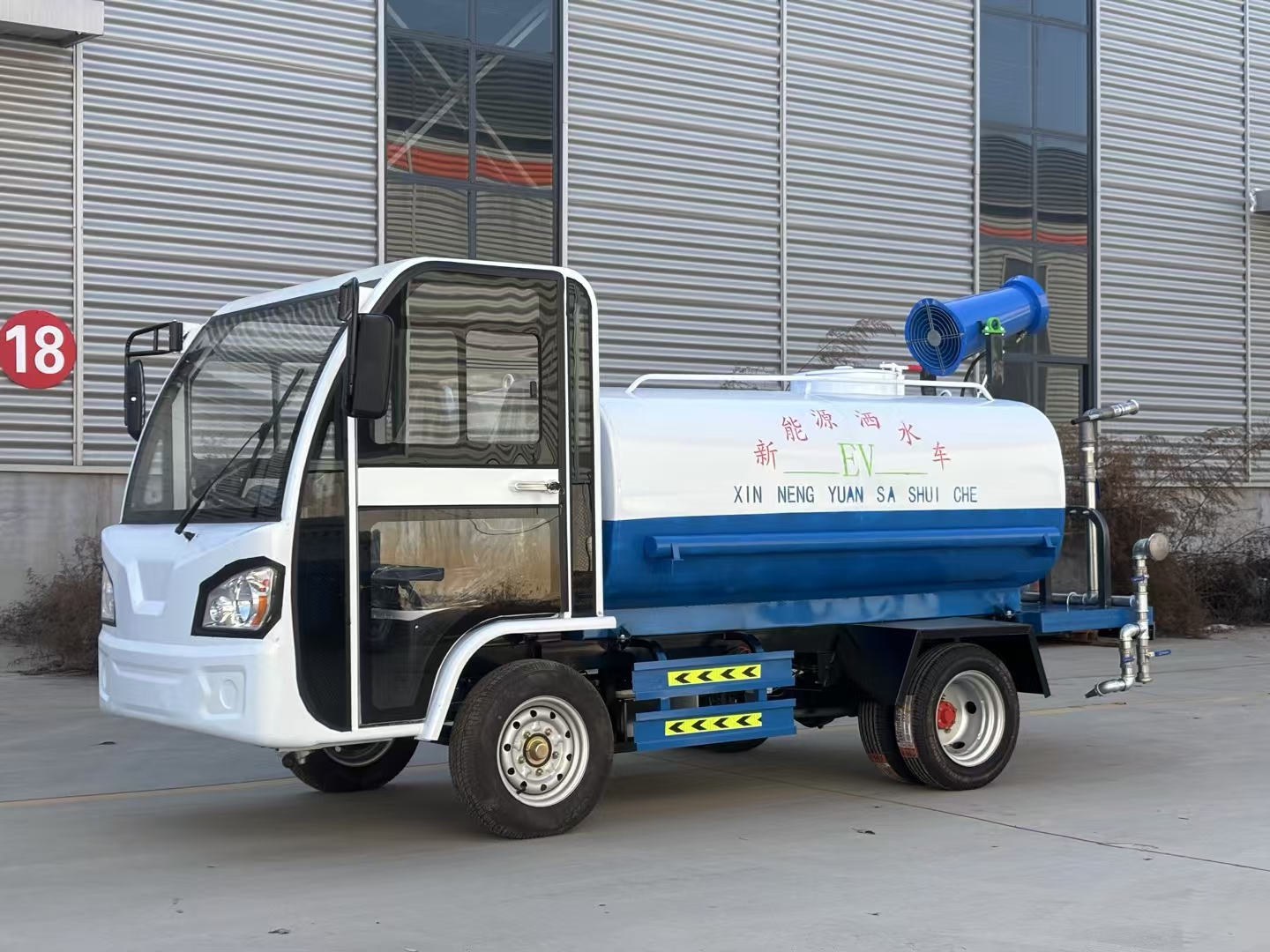 电动四轮洒水车